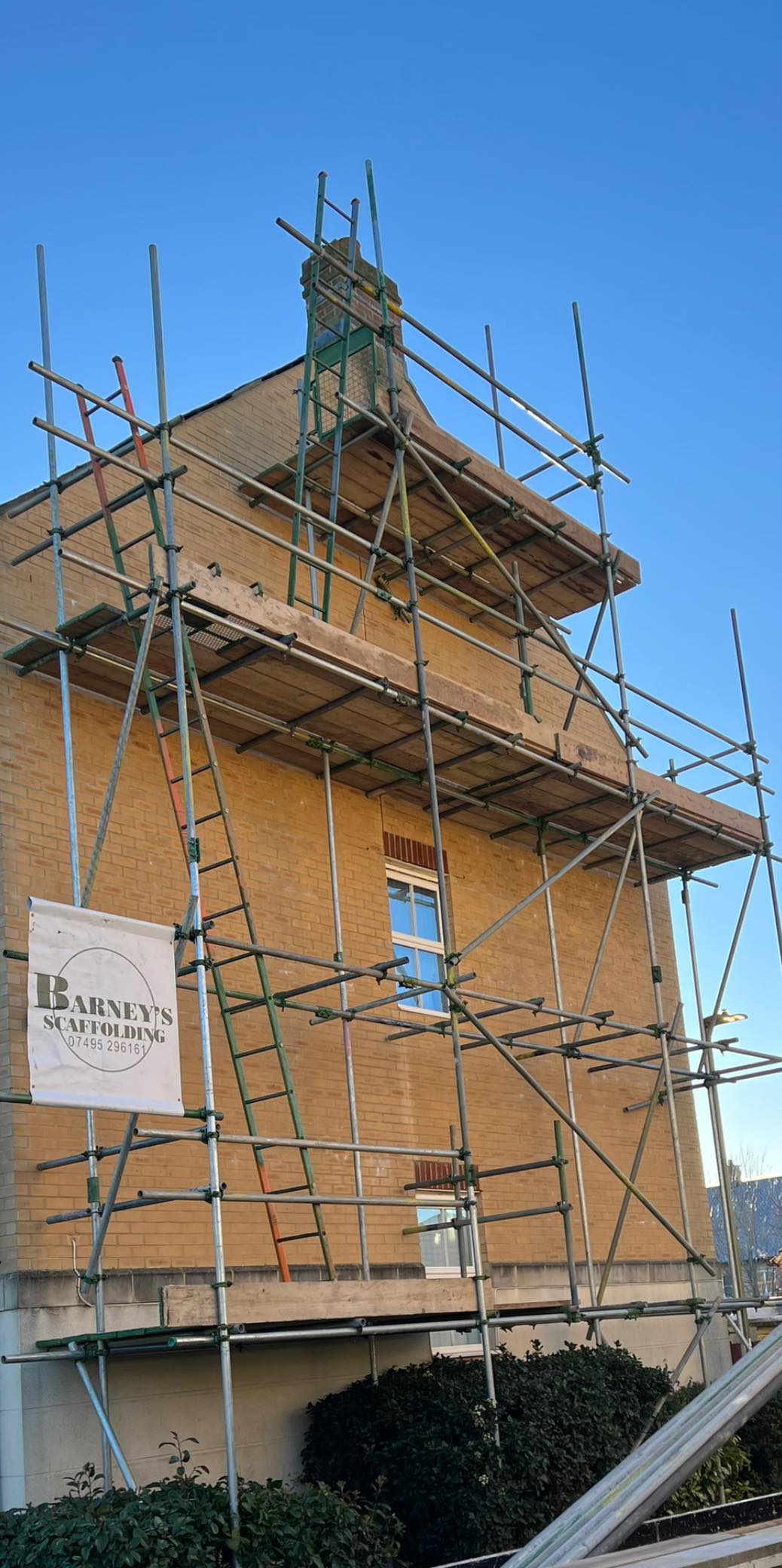 Professional scaffolders building safe structures for homeowners in Oxford