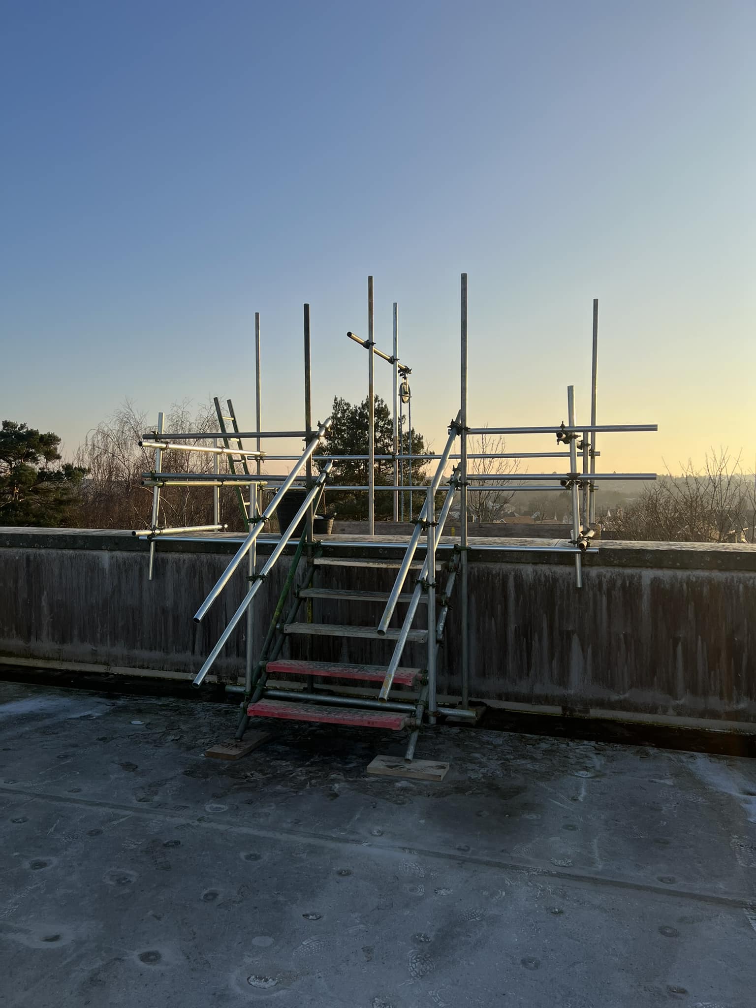 Safe scaffolding setup for commercial property maintenance in Oxford