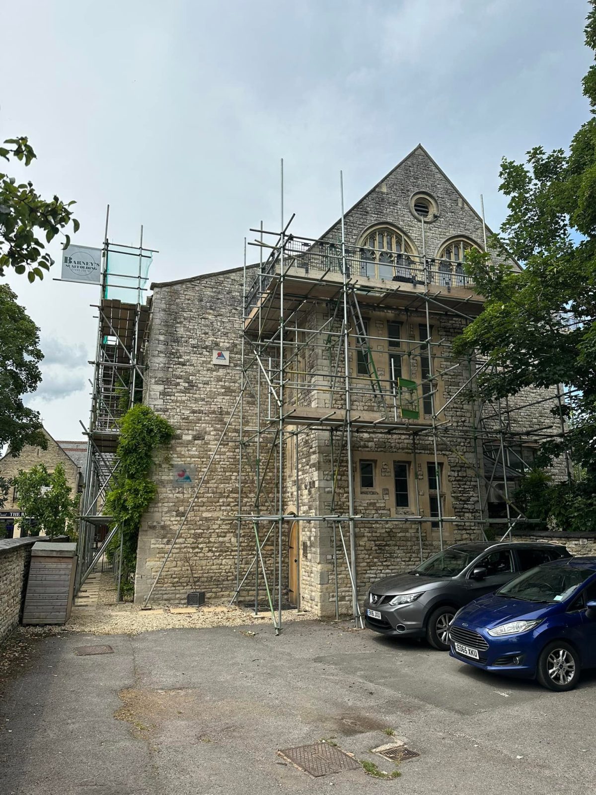 Professional scaffolders from Barney’s Scaffolding Ltd working on-site in Oxford