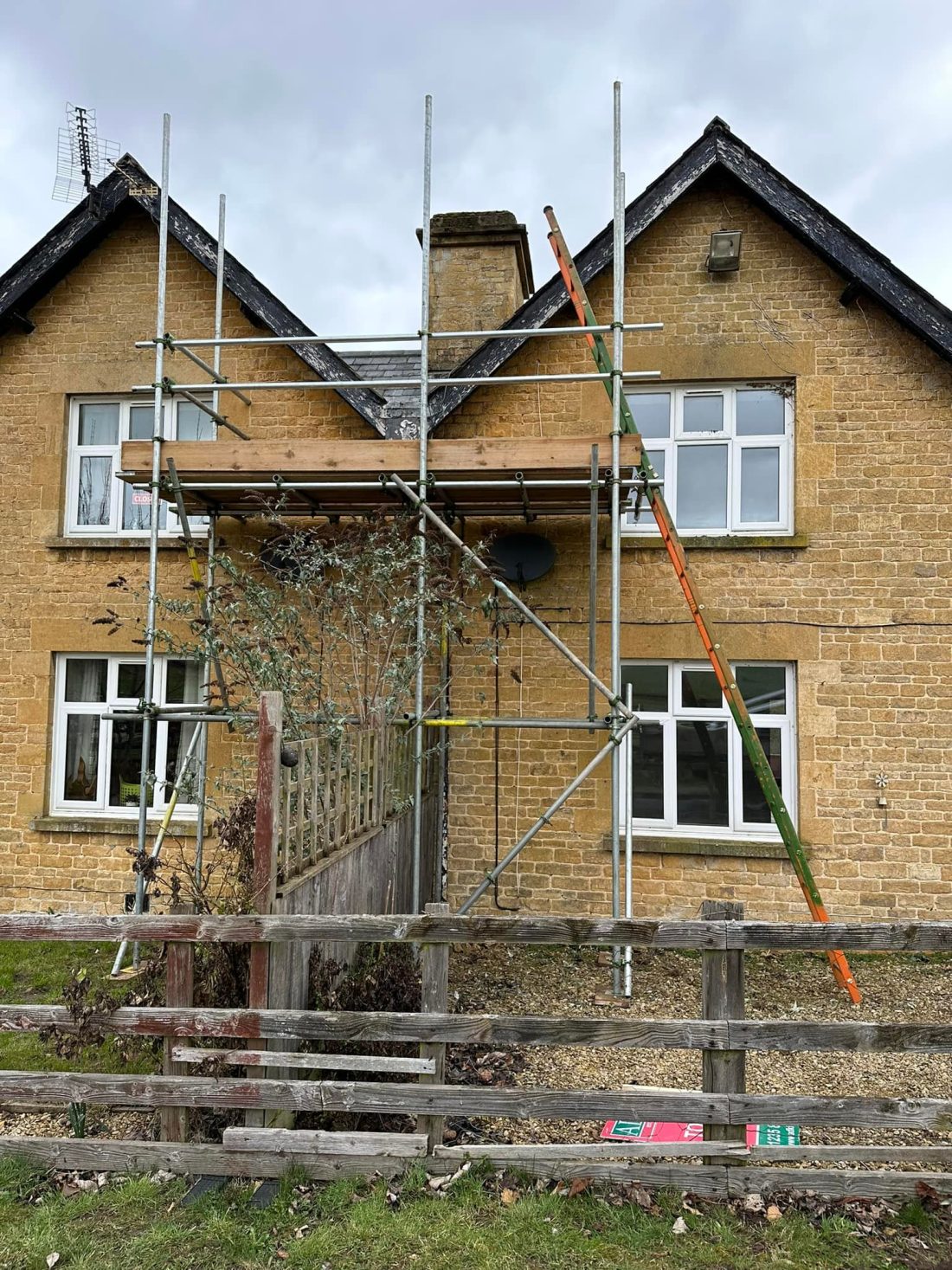 Secure access scaffolding for painting and decorating in Oxfordshire