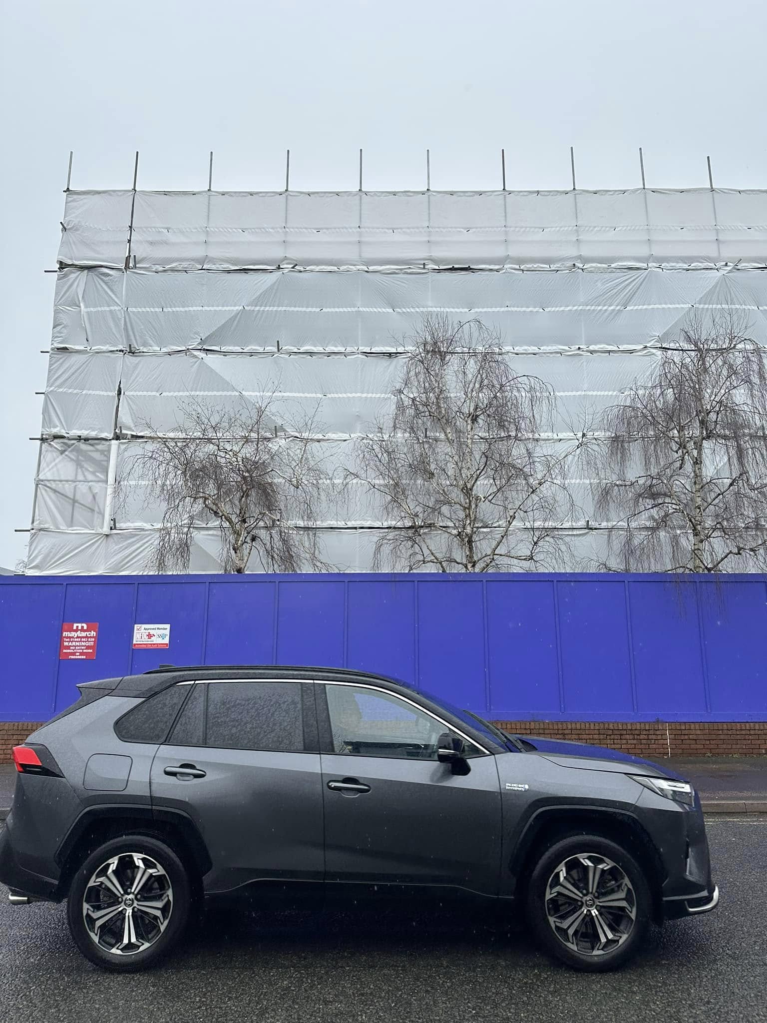 Barney’s Scaffolding Ltd erecting scaffolding for business refurbishment projects